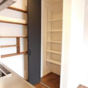 キッチン後ろにあるパントリー（物無）