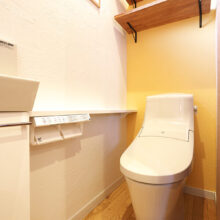 黄色の塗壁がかわいいトイレ