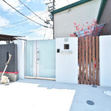 シックな門柱と門扉