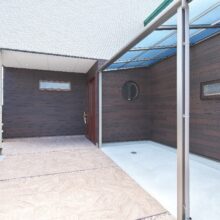 板張りがかっこいいカーポート