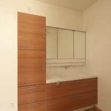三面鏡の洗面台