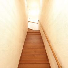 手すり付きの階段