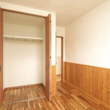 板張りのかっこいい洋室の収納