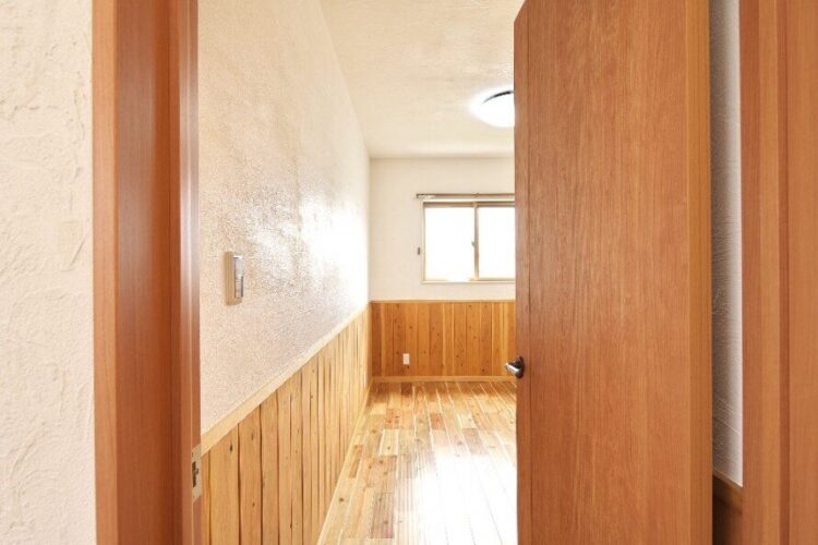 板張りのかっこいい洋室