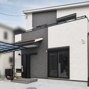 ホワイトとチャコールブラックのサイディングを使ったモダンな外観