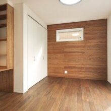 板張りの壁面と書斎スペ酢のある寝室