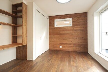 板張りの壁面と書斎スペ酢のある寝室