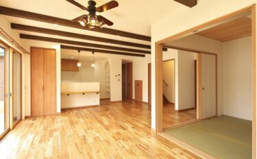 広いお庭で家族がのびのび過ごすシンプルナチュラルなおうち