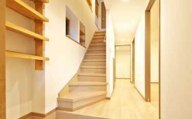 大規模リフォームで生まれ変わった造作のコレクション棚が素敵なおうち