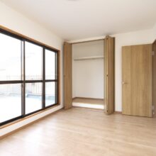 屋上にすぐ出れる洋室