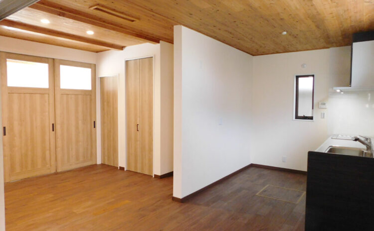 家族の思い出を引き継ぎ建て替えた木の家