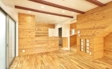 街の中でも澄んだ空気環境で過ごせる無垢材と塗り壁の家