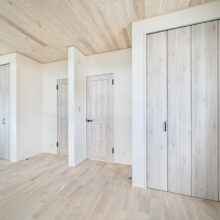 ナラの床材に天井の杉板をナチュラルなホワイトカラーで統一した子供部屋