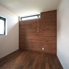 床のアカシアと杉板をウォールナット色に合わせて塗装してある主寝室