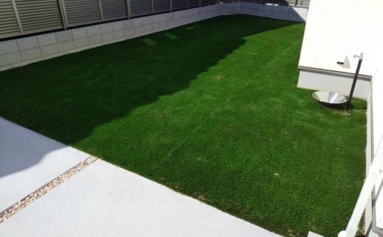 高級感のある人工芝を使用したお庭