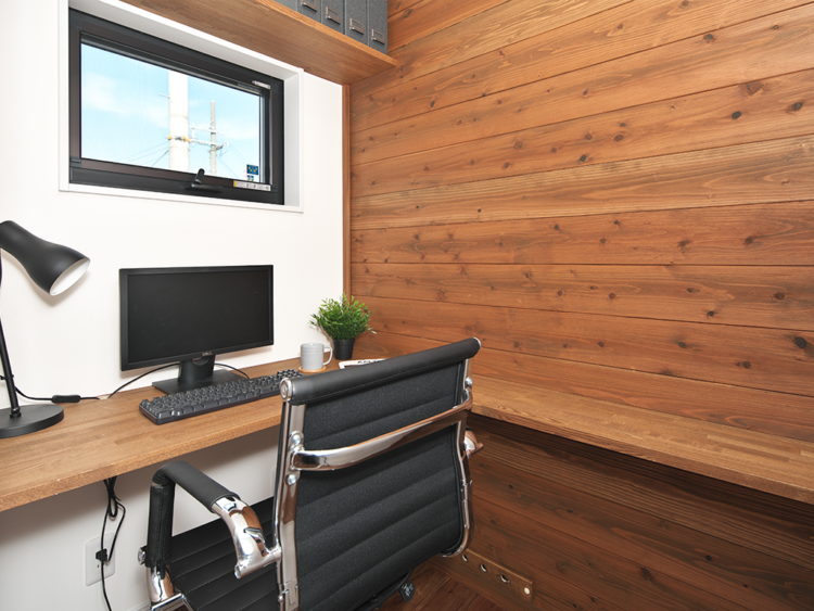 仕事に趣味に…書斎は自分好みのリラックスできる空間に。アクセントの杉板貼りも標準仕様です。