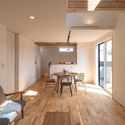 お庭からの日差しが心地よいダイニング