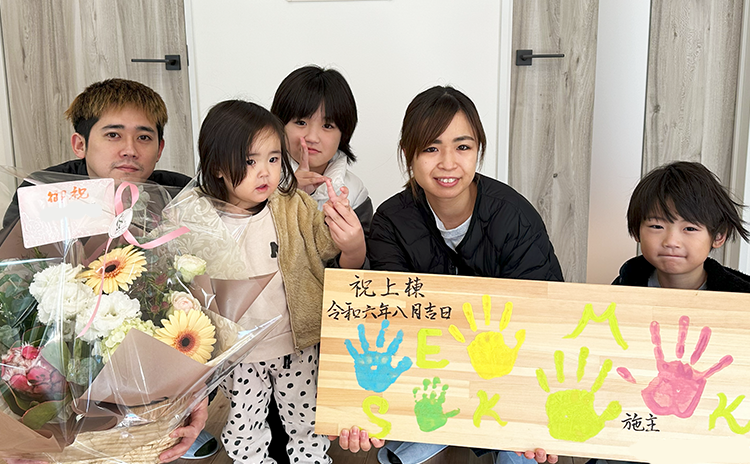 中庭で子どもたちが走り回る回遊動線のある平屋暮らしの家